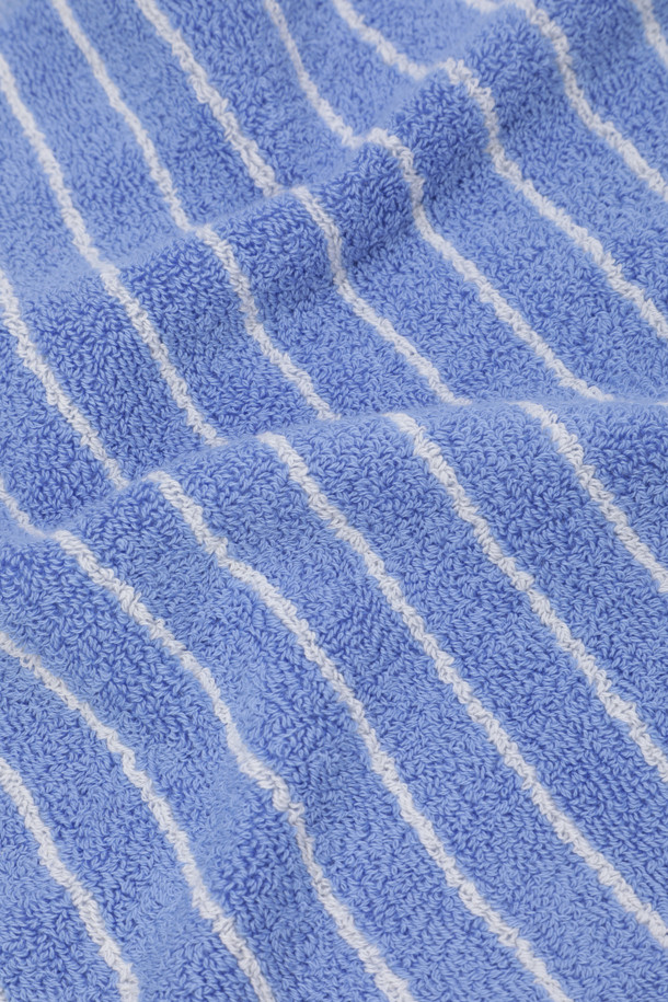 테리 워시클로스 (Clear Blue Stripes) 30 x 30은 욕실 사용에 적합한 면 소재의 타월입니다. 블루와 화이트 스트라이프 패턴이 산뜻한 느낌을 주며, 흡습성이 뛰어나 실용적입니다. 견고한 모서리 마감과 더블 스티치 처리된 밑단으로 내구성을 높였습니다. 또한, Oeko-Tex® Standard 100 인증을 받아 안심하고 사용할 수 있습니다. 부드러운 촉감과 디자인의 행거 루프는 편리함을 더합니다.
