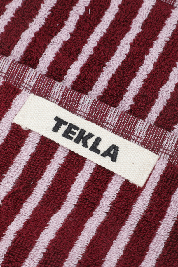 테리 워시클로스 (세일러 스트라이프) 30X30 - 레드 & 로즈는 욕실에서 사용하기 적합한 면 소재의 수건입니다. 레드와 로즈 컬러의 세일러 스트라이프 패턴으로 디자인되어 산뜻한 분위기를 연출합니다. 흡습 기능이 뛰어나 실용적이며, 튼튼한 행거 루프와 더블 스티치 처리된 밑단, 견고한 모서리 마감으로 내구성을 높였습니다. Oeko-Tex® Standard 100 인증을 받아 안심하고 사용할 수 있습니다.
