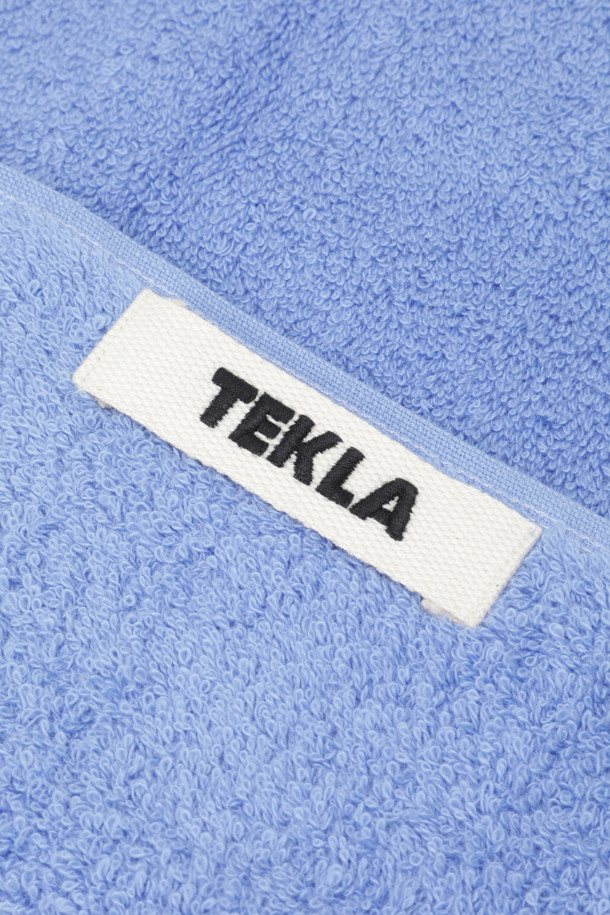 테리 워시클로스 (Clear Blue). 30 x 30 사이즈의 맑고 시원한 블루 컬러 수건입니다. 욕실용으로 제작되었으며, 부드럽고 흡수력이 뛰어난 면 소재를 사용하여 편안한 사용감을 제공합니다. 무지 디자인에 행거 루프가 있어 편리하게 걸어 보관할 수 있으며, 튼튼한 모서리 마감과 더블 스티치 처리로 내구성을 높였습니다. Oeko-Tex® Standard 100 인증을 받아 안심하고 사용할 수 있습니다.
