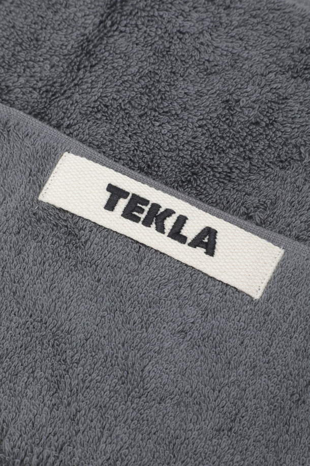 차콜 그레이 색상의 Terry(테리) 워시클로스 30X30입니다. 부드러운 면 소재로 제작되어 흡습성이 뛰어나며, 두꺼운 두께감으로 쾌적한 사용감을 제공합니다. 견고한 행거 루프, 더블 스티치 처리된 밑단, 견고한 모서리 마감으로 내구성을 높였습니다. Oeko-Tex® Standard 100 인증을 받아 안심하고 사용할 수 있으며, 일상생활에서 활용하기 좋습니다.
