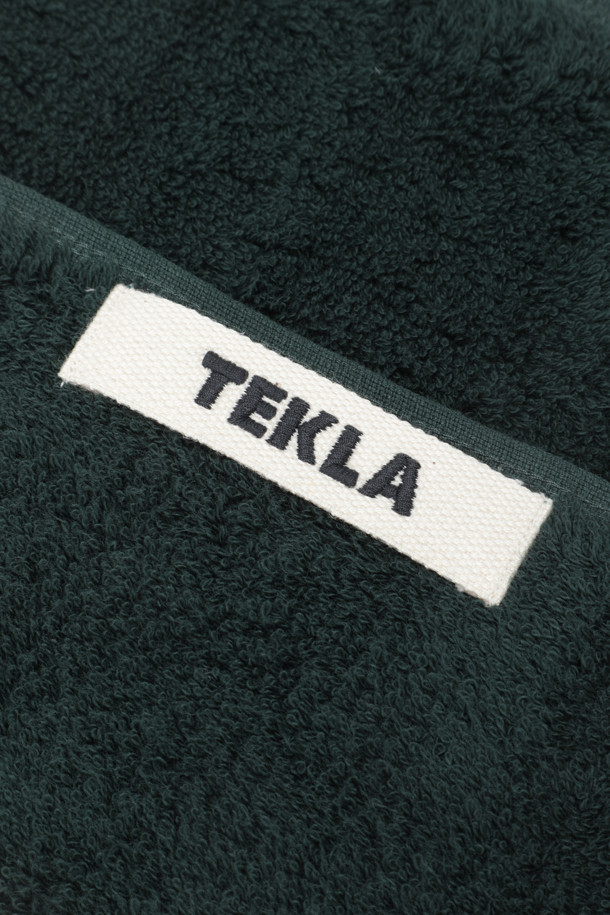 테리 워시클로스(Forest Green) 30X30은 욕실 사용에 적합한 면 소재의 수건입니다. 포레스트 그린 색상의 무지 디자인으로, 흡습 기능이 뛰어나 부드러운 사용감을 선사합니다. 튼튼한 행거 루프와 더블 스티치 처리된 밑단, 견고한 모서리 마감으로 내구성을 높였습니다. Oeko-Tex® Standard 100 인증을 받아 안심하고 사용할 수 있는 워시클로스입니다. 30x30cm 크기로, 실용적인 욕실용품을 찾으시는 분들께 추천합니다.
