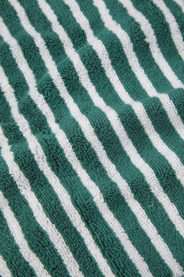 30 x 30cm 크기의 테리 워시클로스(세일러 스트라이프)입니다. 틸그린과 화이트 스트라이프 패턴으로 디자인되어 욕실에서 사용하기 좋습니다. 부드러운 면 소재로 제작되어 흡수력이 뛰어나며, 행거 루프가 있어 편리하게 걸어 보관할 수 있습니다. 튼튼한 더블 스티치 처리와 Oeko-Tex® Standard 100 인증으로 품질을 보장합니다.
