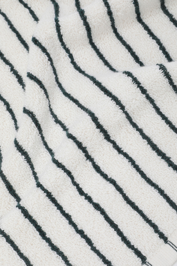 테리 워시클로스 (레이싱 그린 스트라이프) 30x30은 부드러운 면 소재로 제작된 수건입니다. 그린과 화이트 스트라이프 패턴이 산뜻한 디자인을 연출하며, 30x30 사이즈로 활용도가 높습니다. 흡수력이 뛰어나 세안 시 사용하기 좋으며, 튼튼한 모서리 마감과 행거 루프, 더블 스티치 처리로 내구성을 높였습니다. Oeko-Tex Standard 100 인증을 받아 안심하고 사용할 수 있는 워시클로스입니다.
