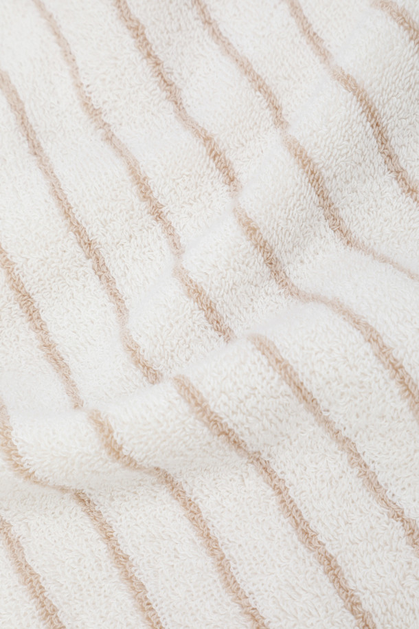 테리 핸드 타월(Sienna Stripes) 30x30은 욕실용으로 제작된 면 소재의 타월입니다. 화이트와 시에나 컬러의 조화가 돋보이는 스트라이프 패턴 디자인으로, 부드러운 촉감과 높은 흡수력을 자랑합니다. 꼼꼼한 더블 스티치와 모서리 마감 처리로 내구성을 높였으며, 행거 루프가 있어 편리하게 걸어 보관할 수 있습니다. Oeko-Tex Standard 100 인증을 받아 안심하고 사용할 수 있습니다.
