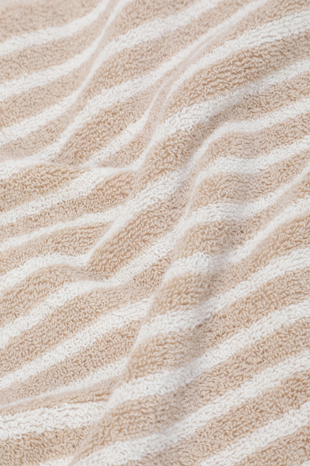 테리 워시클로스 (세일러 스트라이프) 30X30 - 아이보리 스트라이프는 부드러운 면 소재로 제작된 수건/타월입니다. 아이보리 색상 바탕에 스트라이프 무늬가 특징이며, 흡습 기능이 뛰어나 실용적입니다. 견고한 행거 루프, 더블 스티치 처리된 밑단, 견고한 모서리 마감으로 내구성을 높였습니다. Oeko-Tex® Standard 100 인증을 받아 안심하고 사용할 수 있습니다. 30x30cm 크기로, 다양한 용도로 활용하기 좋습니다.
