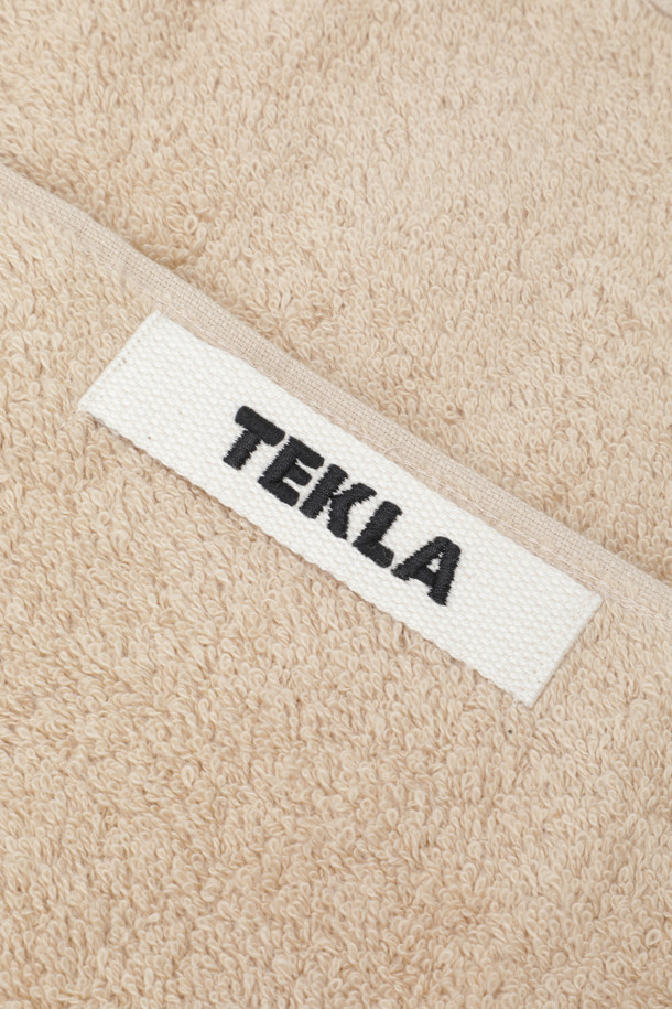 시에나 컬러의 테리 타월(Terry Washcloth) 30x30입니다. 부드러운 면 소재로 제작되어 흡습성이 뛰어나 욕실에서 사용하기 좋습니다. 무지 디자인에 행거 루프가 있어 편리하게 걸어 보관할 수 있습니다. 튼튼한 더블 스티치 처리와 Oeko-Tex® Standard 100 인증을 받아 안심하고 사용할 수 있습니다.
