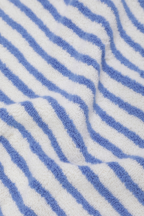 테리 워시클로스 (세일러 스트라이프) 30X30 - 코스탈 블루 스트라이프는 부드러운 면 소재로 제작되어 흡습성이 뛰어납니다. 시원한 코스탈 블루 스트라이프 패턴이 돋보이며, 화이트 컬러가 산뜻함을 더합니다. 튼튼한 행거 루프와 더블 스티치 처리된 밑단, 견고한 모서리 마감으로 내구성을 높였습니다. Oeko-Tex® Standard 100 인증을 받아 안심하고 사용할 수 있는 일상용 수건입니다. 30x30cm 크기로, 다양한 용도로 활용하기 좋습니다.
