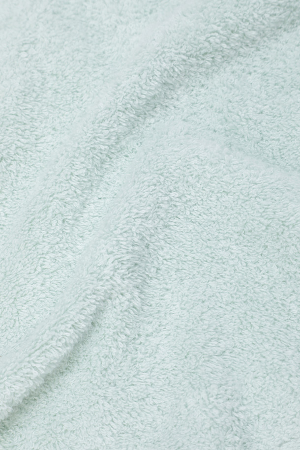 테리 수건 (민트) 30x30은 욕실용으로 제작된 면 소재의 수건입니다. 무지 패턴의 민트 색상으로, 남녀노소 누구나 사용할 수 있습니다. 흡습 기능이 뛰어나며, 걸어두기 편리한 행거 루프가 부착되어 있습니다. 꼼꼼한 더블 스티치 마감으로 튼튼하며, Oeko-Tex® Standard 100 인증을 받아 안심하고 사용할 수 있습니다. 부드러운 촉감으로 매일 상쾌하게 사용하세요.
