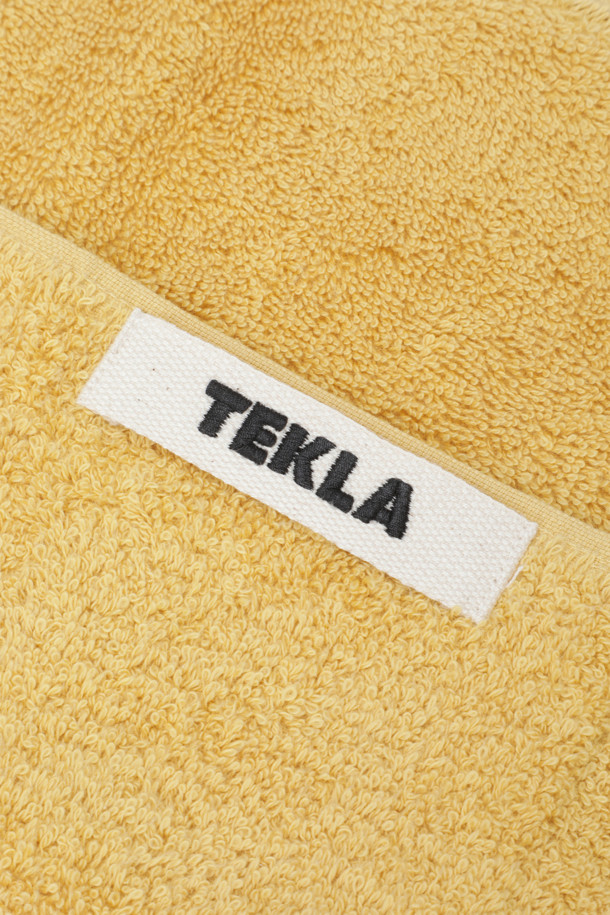 테리 워시클로스 (옐로우 오커) 30x30은 욕실 사용에 적합한 면 소재의 무지 타월입니다. 흡습성이 뛰어나고, 부드러운 촉감을 제공합니다. 옐로우 오커 컬러로, 욕실에 포인트를 더할 수 있습니다. 견고한 행거 루프, 더블 스티치 처리된 밑단, 견고한 모서리 마감으로 내구성을 높였습니다. Oeko-Tex® Standard 100 인증으로 안심하고 사용할 수 있습니다.
