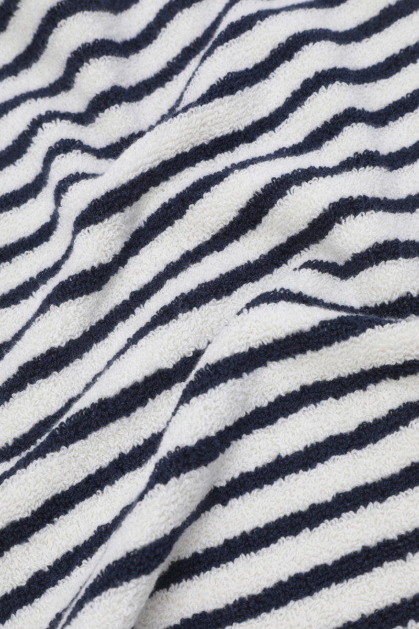 세일러 스트라이프 패턴의 테리 게스트 타월(30x50)입니다. 부드러운 면 소재로 제작되어 뛰어난 흡습성을 자랑하며, 욕실에서 사용하기에 적합합니다. 화이트와 네이비 컬러의 스트라이프 무늬가 시원하고 산뜻한 느낌을 더합니다. 행거 루프와 더블 스티치 디자인으로 실용성을 높였으며, 견고한 모서리 마감으로 내구성을 강화했습니다. Oeko-Tex® Standard 100 인증을 받아 안심하고 사용할 수 있습니다.
