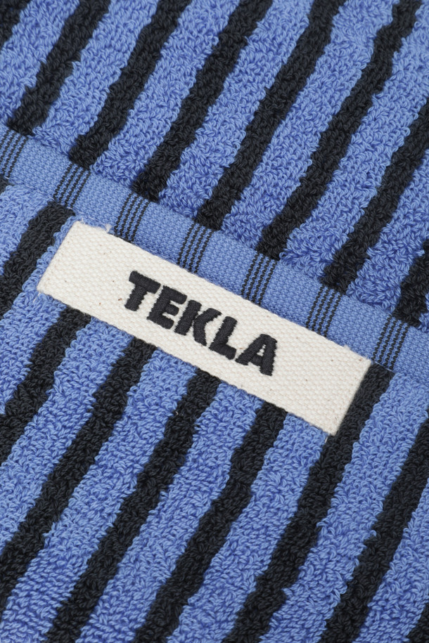 테리 게스트 타월 (세일러 스트라이프) 30X50 - 블루 앤 블랙은 부드러운 촉감의 면 소재로 제작된 욕실용 수건입니다. 블루와 블랙 색상의 세일러 스트라이프 패턴이 특징이며, 흡수력이 뛰어나 실용적입니다. 견고한 행거 루프, 더블 스티치 처리된 밑단, 그리고 견고한 모서리 마감으로 내구성을 높였습니다. Oeko-Tex® Standard 100 인증을 받아 안심하고 사용할 수 있습니다.
