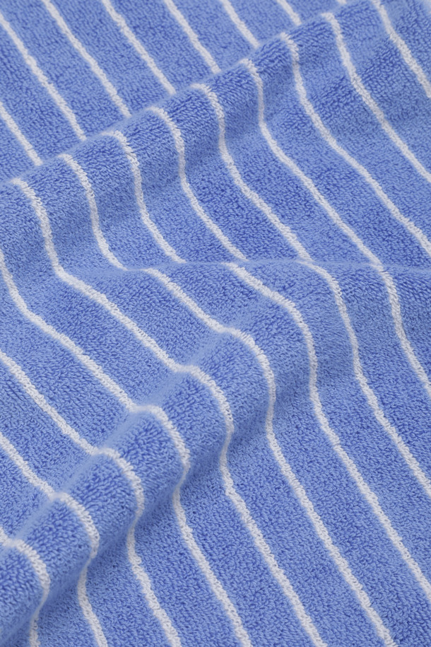 테리 게스트 타월(핀 스트라이프) 30X50 - 맑은 블루 스트라이프는 부드러운 면 소재로 제작된 타월입니다. 블루 컬러 바탕에 핀 스트라이프 무늬가 더해져 깔끔하고 시원한 느낌을 선사합니다. 30x50cm 크기로, 넉넉한 사이즈의 게스트 타월로 활용하기 좋습니다.  오코텍스® 스탠다드 100 인증을 받아 안심하고 사용할 수 있으며, 더블 스티치 처리와 견고한 모서리 마감으로 내구성을 높였습니다. 타월 상단에는 행거 루프가 있어 편리하게 걸어 보관할 수 있습니다.
