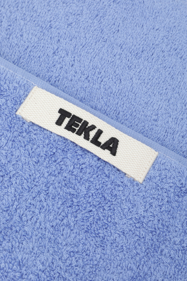 테리 게스트 타월 (솔리드) 30X50 - 클리어 블루는 부드러운 면 소재로 제작된 흡습 기능의 타월입니다. Oeko-Tex® Standard 100 인증을 받아 안심하고 사용할 수 있습니다. 견고한 행거 루프와 더블 스티치 처리된 밑단, 견고한 모서리 마감으로 내구성을 높였습니다. 무지 디자인의 클리어 블루 컬러로 깔끔하고 산뜻한 느낌을 줍니다. 일상생활에서 게스트 타월로 활용하기 좋습니다.
