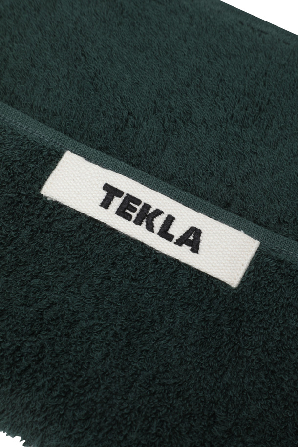 테리 게스트 타월 (포레스트 그린) 30X50은 욕실용으로 제작된 무지 타월입니다. 흡습 기능이 뛰어나며, 포레스트 그린 컬러로 은은한 분위기를 연출합니다. 견고한 모서리 마감과 더블 스티치 처리로 내구성을 높였습니다. Oeko-Tex® Standard 100 인증을 받아 안심하고 사용할 수 있습니다. 행거 루프가 디자인되어 편리하게 걸어 보관할 수 있습니다.
