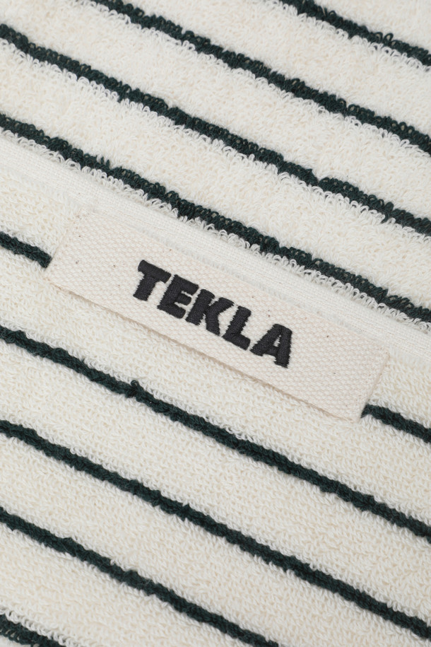 테리 게스트 타월(레이싱 그린 스트라이프) 30X50은 부드러운 면 소재로 제작되어 뛰어난 흡습력을 자랑합니다. 그린과 화이트 색상의 핀 스트라이프 패턴이 산뜻한 욕실 분위기를 연출하며, 견고한 행거 루프가 있어 편리하게 걸어 보관할 수 있습니다. 더블 스티치 처리된 밑단과 견고한 모서리 마감으로 내구성을 높였으며, Oeko-Tex Standard 100 인증을 받아 안심하고 사용할 수 있습니다. 욕실에서 사용하기에 적합하며, 은은한 스트라이프 디자인이 세련된 느낌을 더합니다.
