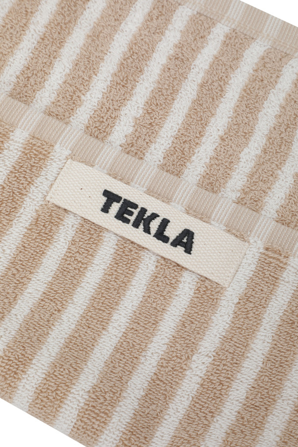 테리 게스트 타월 (세일러 스트라이프) 30X50 - 아이보리 스트라이프는 부드러운 면 소재로 제작된 욕실용 타월입니다. 아이보리 색상 바탕에 세일러 스트라이프 패턴이 적용되어 산뜻한 디자인을 자랑합니다. 튼튼한 행거 루프와 더블 스티치 처리된 밑단, 견고한 모서리 마감으로 내구성을 높였습니다. 흡습성이 뛰어나 쾌적한 사용감을 선사하며, Oeko-Tex® Standard 100 인증을 통해 안전성을 확보했습니다. 세련된 디자인과 뛰어난 기능성을 갖춘 타월입니다.
