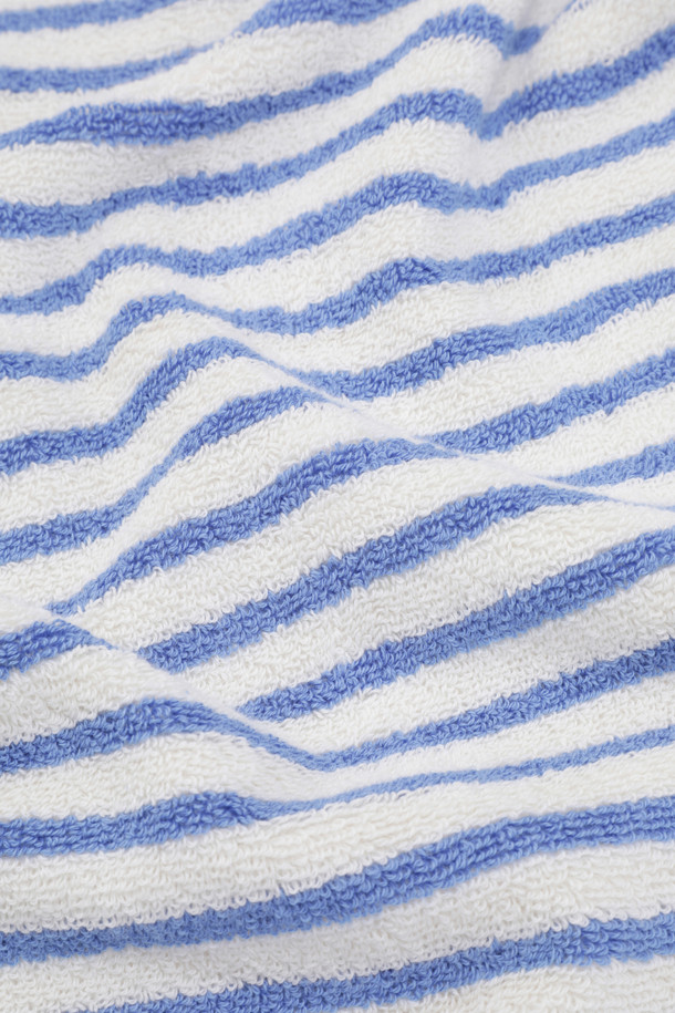 테리 게스트 타월 (세일러 스트라이프), 30X50 - 코스탈 블루 스트라이프는 욕실 사용을 위한 면 소재 타월입니다. 시원한 코스탈 블루 스트라이프 패턴 디자인으로, 흡습 기능이 뛰어나 실용적입니다. 견고한 행거 루프, 더블 스티치 처리된 밑단, 견고한 모서리 마감으로 내구성을 높였습니다. Oeko-Tex® Standard 100 인증을 받아 안심하고 사용할 수 있습니다. 욕실에 산뜻함을 더하는 블루 & 화이트 컬러의 테리 타월입니다.
