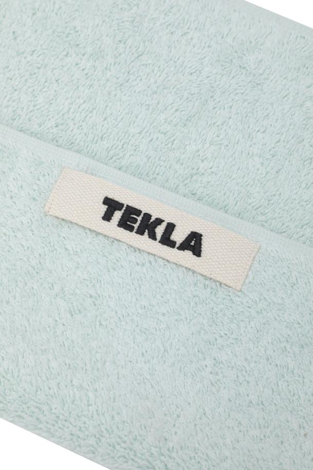 테리 게스트 타월 (솔리드) 30X50 - 민트 색상은 욕실에서 사용할 수 있는 면 소재의 타월입니다. 흡습 기능이 있으며, 민트 색상의 무지 디자인으로 제작되었습니다. 행거 루프가 부착되어 있어 편리하게 걸어 보관할 수 있습니다. 이 타월은 더블 스티치 처리로 내구성을 높였으며, Oeko-Tex® Standard 100 인증을 받아 안심하고 사용할 수 있습니다.
