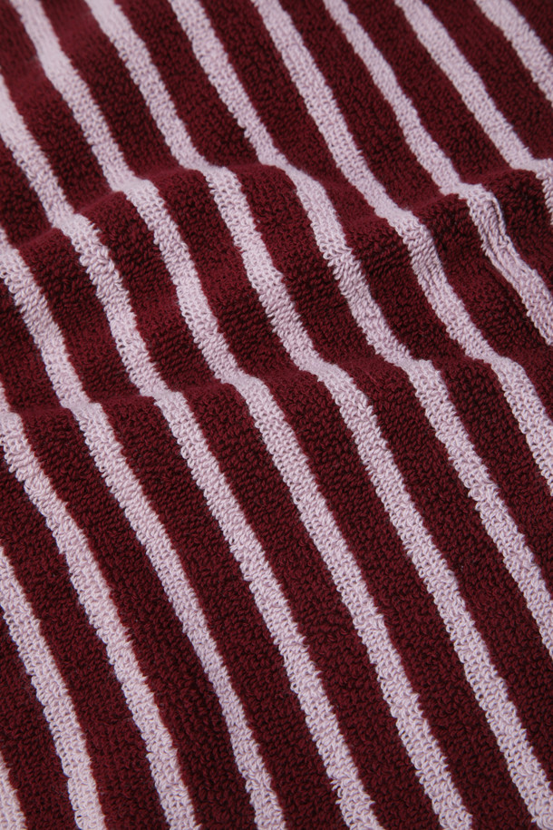 선원 스트라이프 무늬가 돋보이는 테리 게스트 타월 (Terry Guest towel) 30X50 - 레드 & 로즈입니다. 부드러운 면 소재로 제작되어 흡습성이 뛰어나며, 일상생활에서 유용하게 사용하실 수 있습니다. 견고한 행거 루프와 더블 스티치 처리된 밑단, 튼튼한 모서리 마감으로 내구성을 높였습니다. Oeko-Tex® Standard 100 인증을 받아 안심하고 사용할 수 있는 베이직 스타일의 타월입니다. 레드와 로즈 컬러의 조화가 산뜻한 욕실 분위기를 연출합니다.
