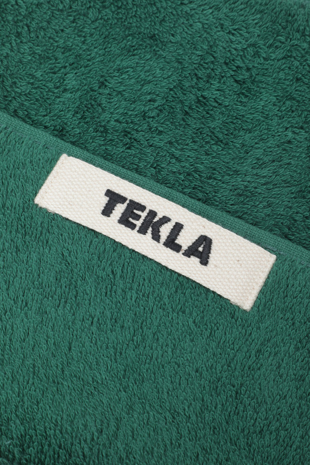 테리 게스트 타월 (30X50) - 틸 그린은 욕실용으로 제작된 무지 타월입니다. 틸 그린 색상으로, 부드럽고 산뜻한 분위기를 연출합니다. 견고한 행거 루프와 더블 스티치 처리, 꼼꼼한 모서리 마감으로 내구성을 높였습니다. Oeko-Tex® Standard 100 인증을 받아 안심하고 사용할 수 있습니다. 욕실 공간에 포인트를 더하고 싶은 분들께 추천합니다.
