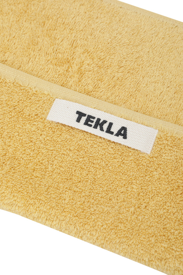 테리 게스트 타월 (솔리드) 30X50 - 옐로우 오커 색상의 욕실용 면 타월입니다. 부드러운 면 소재로 제작되어 뛰어난 흡수력과 사용감을 제공합니다. 옐로우 오커 컬러의 무지 디자인으로, 욕실에 산뜻한 포인트를 더합니다. 견고한 행거 루프와 꼼꼼한 더블 스티치, 견고한 모서리 마감으로 내구성을 높였습니다. Oeko-Tex® Standard 100 인증을 획득하여 안심하고 사용할 수 있습니다.
