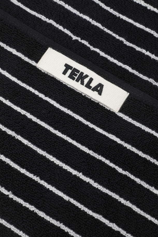 테리 핸드 타월 (핀 스트라이프) 50X90 - 블랙 스트라이프는 부드러운 면 소재로 제작된 욕실용 수건입니다. 블랙 스트라이프 패턴이 세련된 디자인을 연출하며, 흡습 기능이 뛰어나 실용적입니다. 견고한 행거 루프와 이중 스티치로 마감된 밑단, 튼튼한 모서리 마감 처리가 내구성을 높입니다. 또한, Oeko-Tex® Standard 100 인증을 획득하여 안심하고 사용할 수 있습니다.
