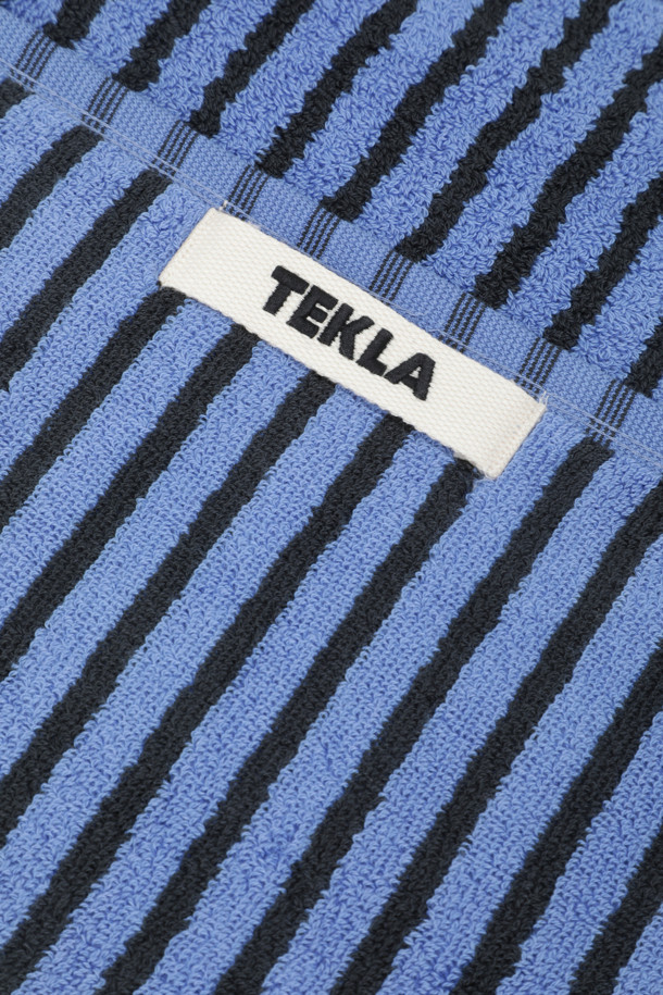 테리 핸드 타월 (세일러 스트라이프) 50X90은 부드러운 면 소재로 제작된 욕실용 타월입니다. 네이비와 블랙 스트라이프 패턴이 세련된 느낌을 주며, 흡수력이 뛰어나 실용적입니다. 튼튼한 모서리 마감과 더블 스티치 처리된 밑단으로 내구성을 높였습니다. Oeko-Tex® Standard 100 인증을 받아 안심하고 사용할 수 있습니다. 욕실에 포인트를 더하는 디자인으로, 행거 루프가 있어 편리하게 걸어 보관할 수 있습니다.
