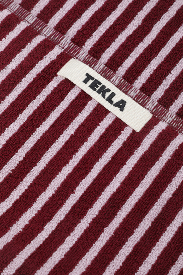 테리 핸드 타월(세일러 스트라이프) 50X90 - 레드 & 로즈는 부드러운 면 소재로 제작된 욕실용 타월입니다. 레드와 로즈 컬러의 스트라이프 패턴이 산뜻한 분위기를 연출합니다. 튼튼한 행거 루프와 더블 스티치 처리된 밑단, 견고한 모서리 마감으로 내구성을 높였습니다. Oeko-Tex® Standard 100 인증을 받아 안심하고 사용할 수 있는 핸드 타월입니다. 욕실에 포인트를 더하고 흡습 기능으로 실용성까지 갖춘 제품입니다.
