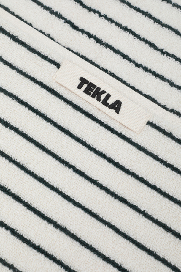 테리 핸드 타월 (핀 스트라이프) 50X90 - 레이싱 그린 스트라이프는 욕실 사용에 적합한 면 소재의 타월입니다. 그린과 화이트 컬러의 스트라이프 패턴이 산뜻한 느낌을 주며 흡습 기능이 뛰어납니다. 견고한 행거 루프, 더블 스티치 처리된 밑단, 견고한 모서리 마감으로 내구성을 높였습니다. Oeko-Tex® Standard 100 인증을 받아 안심하고 사용할 수 있는 핸드 타월입니다. 욕실에 포인트를 더하고 싶다면 이 제품을 선택해 보세요.
