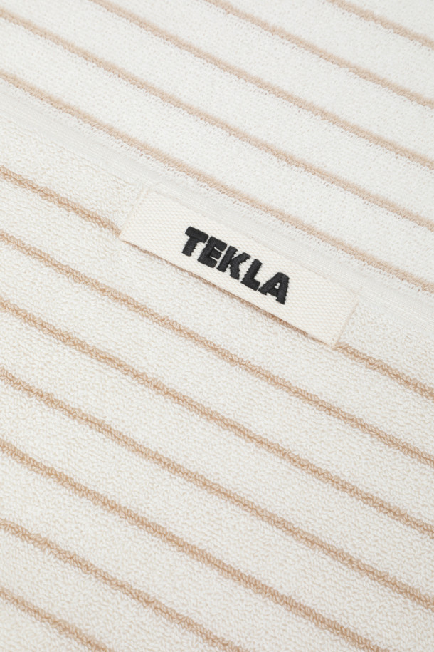 테리 핸드 타월 (핀 스트라이프) 50X90 - 시에나 스트라이프는 부드러운 면 소재로 제작되어 뛰어난 흡수력을 자랑하는 욕실용 타월입니다. 시에나 색상의 스트라이프 패턴이 은은한 멋을 더하며, 부드러운 촉감으로 편안한 사용감을 선사합니다. 튼튼한 행거 루프와 더블 스티치 처리된 밑단, 견고한 모서리 마감으로 내구성을 높였습니다. Oeko-Tex Standard 100 인증을 획득하여 안심하고 사용할 수 있습니다.
