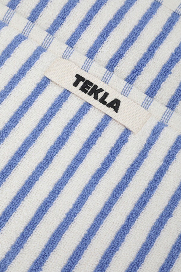 테리 핸드 타월 (세일러 스트라이프) 50X90 - 코스탈 블루 스트라이프는 부드러운 흡수력의 면 소재로 제작된 욕실용 수건입니다. 시원한 코스탈 블루 스트라이프 패턴과 화이트 컬러의 조화가 산뜻한 디자인을 연출하며, 중형 사이즈로 실용성을 더했습니다. 견고한 행거 루프, 더블 스티치 밑단, 견고한 모서리 마감으로 뛰어난 내구성을 자랑합니다. Oeko-Tex® Standard 100 인증을 받아 안심하고 사용할 수 있는 핸드 타월입니다.
