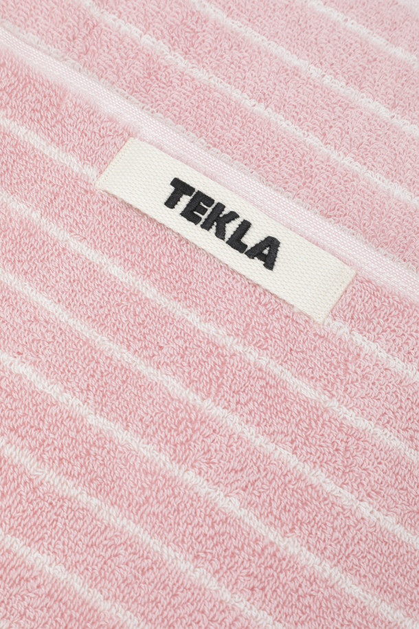 테리 핸드 타월 (핀 스트라이프스) 50X90 - 셰이디드 핑크 스트라이프스입니다. 부드러운 면 소재로 제작되어 흡수력이 뛰어나며, 욕실에서 사용하기 적합합니다. 핑크색 바탕에 스트라이프 패턴이 적용되었으며, 보통 두께감으로 제작되었습니다. 모서리 마감과 더블 스티치로 마감하여 내구성을 높였습니다. Oeko-Tex Standard 100 인증을 받아 안심하고 사용할 수 있습니다.
