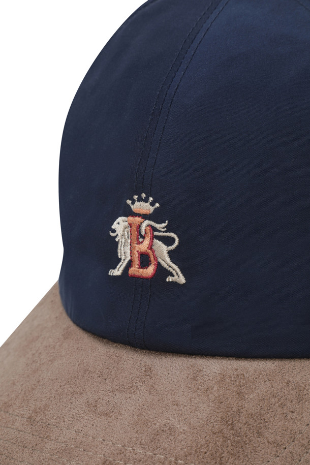 **바라쿠타 (BARACUTA) 바시티 베이스볼 캡 - BRACC0154 309 네이비**는 캐주얼, 미니멀, 클래식 스타일을 즐기는 분들을 위한 모자입니다. 네이비 컬러의 무지 디자인으로, 봄, 여름, 가을 계절에 활용하기 좋습니다. 스웨이드와 나일론 소재로 제작되었으며, 6패널 디자인과 스웨이드 바이저가 특징입니다. 일상, 산책, 여행 등 다양한 TPO에 매치하여 편안하고 스타일리시한 룩을 연출할 수 있습니다. 로고 장식이 포인트로 들어가 있으며, 방수 기능을 갖추었습니다.
