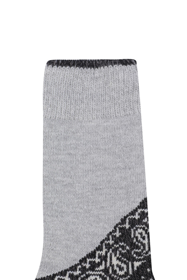 (캐피탈) 96 야른 힐 페이즐리 반다나 삭스는 발꿈치 부분에 페이즐리 패턴이 돋보이는 양말입니다. 면 소재로 제작되어 사계절 내내 편안하게 착용 가능하며, 블랙과 그레이 두 가지 색상으로 출시되었습니다. 캐주얼, 미니멀, 클래식 스타일의 옷차림에 잘 어울리며, 산책룩이나 집콕룩에 포인트를 더할 수 있습니다.
