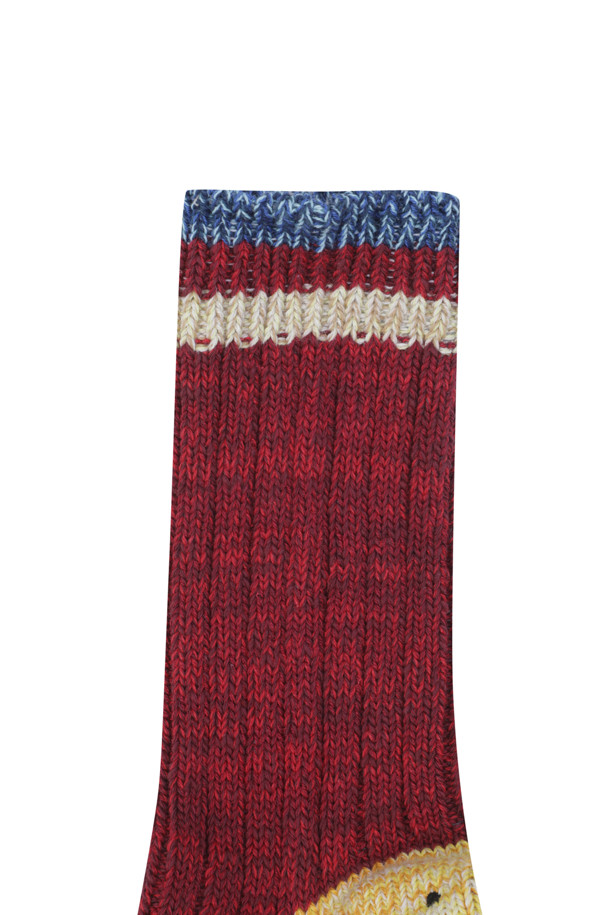 (캐피탈) 60 야즈 아이비 레인보우 해피 힐 홀드 삭스 - EK-1364XS 레드입니다. 면 소재로 제작되어 사계절 내내 착용하기 좋으며, 캐주얼, 미니멀, 스포티한 스타일을 연출할 수 있습니다. 힐 부분에 스마일리 얼굴 디자인이 돋보이며, 힐 홀드 기능으로 편안한 착용감을 선사합니다. 레드, 블루, 옐로우 컬러 블록과 스마일 패턴이 산뜻한 포인트를 더해 동네 마실룩, 산책룩, 집콕룩 등 다양한 TPO에 활용하기 좋습니다. 두께는 보통으로, 데일리 아이템으로 활용하기 좋습니다.
