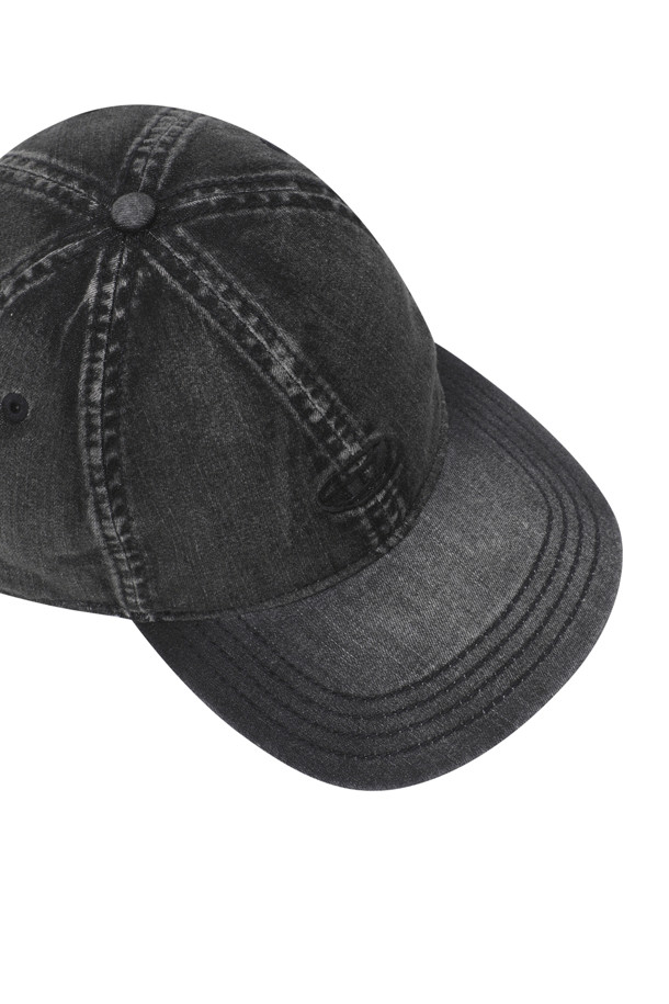 C Gable Stretch Denim Cap - Black은 데님 소재로 제작되어 사계절 내내 착용 가능한 볼캡입니다. 블랙 컬러에 일반 모자 깊이와 챙 넓이로 디자인되었으며, 빈티지 페이드 워시 처리로 은은한 멋을 더했습니다. 엠보싱 자수와 레드 디젤 탭으로 포인트를 주어 개성 있는 스타일을 연출할 수 있습니다.
