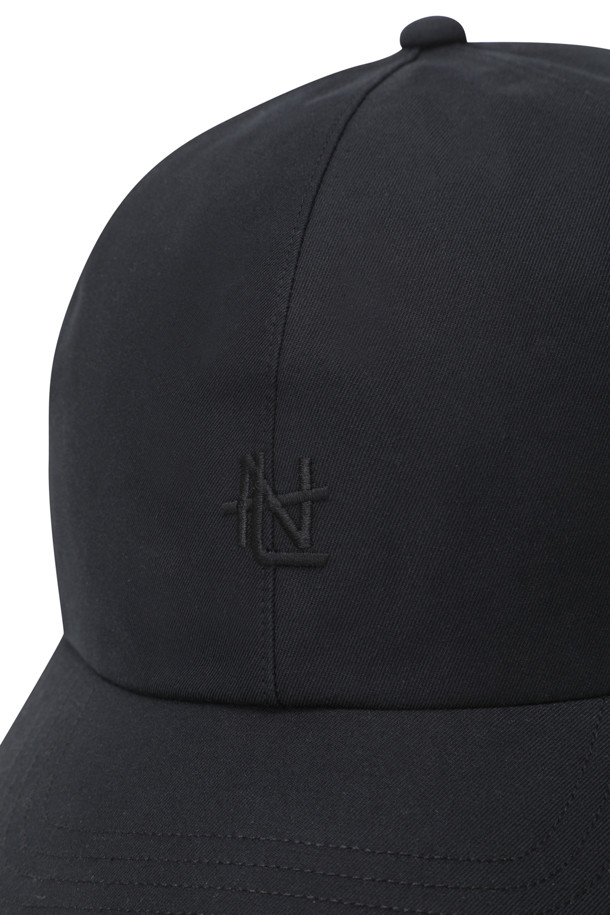 2L Cotton GORE-TEX Cap - Black은 사계절 착용 가능한 블랙 색상의 공용 캡 모자입니다. 면과 고어텍스 소재를 사용하여 방수 및 통기성이 뛰어나며, 전면의 나나미카 로고 자수와 후면의 고어텍스 로고가 특징입니다. 6패널 디자인에 사이즈 조절이 가능한 버클이 있어 편리하며, 비불소 방수 처리된 2겹 GORE-TEX 원단을 사용했습니다.
