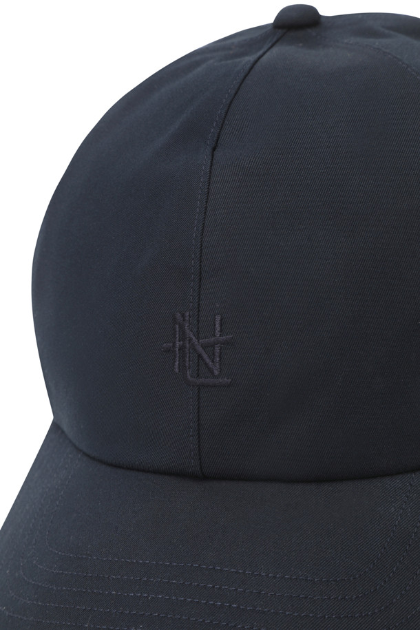 2L 코튼 고어텍스 캡 - 네이비는 사계절 내내 활용 가능한 공용 캡입니다. 면과 고어텍스 소재를 사용하여 방수 및 통기성을 동시에 갖췄으며, 2겹 고어텍스 원단으로 제작되어 내구성을 높였습니다. 네이비 컬러의 무지 디자인에 로고 자수와 버클 디테일이 더해져 캐주얼, 미니멀, 고프코어 스타일을 연출하기 좋습니다. 산책, 여행, 등산 등 다양한 상황에서 폭넓게 활용할 수 있으며, 사이즈 조절 기능으로 편안한 착용감을 제공합니다. 비불소 방수 처리로 친환경적이면서도 우수한 방수 기능을 자랑합니다.
