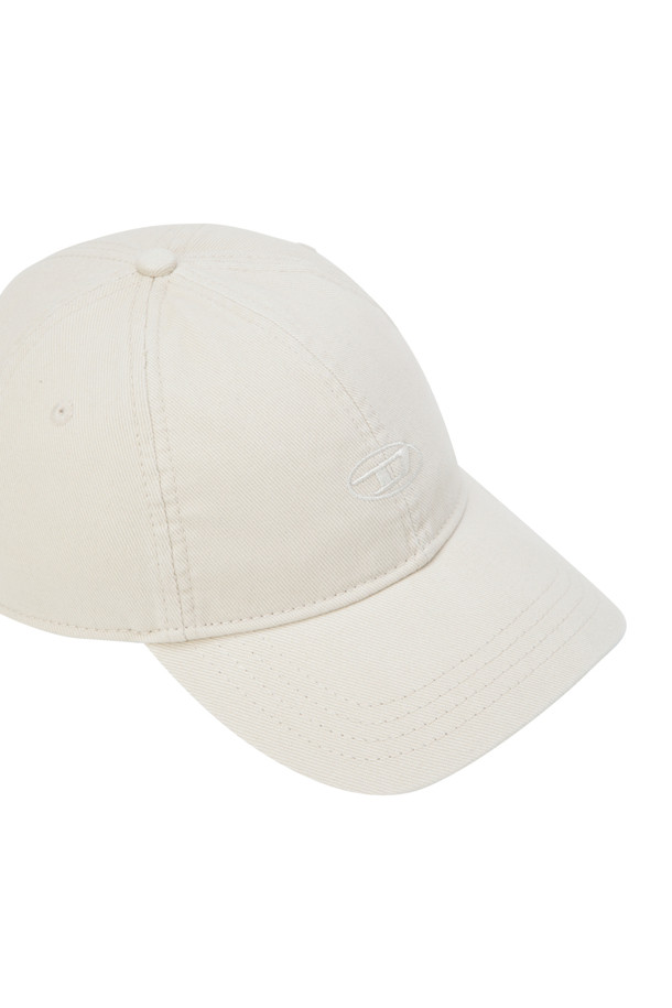 C 런 워시 볼캡 - 화이트는 캐주얼, 미니멀, 스트리트 스타일을 즐기는 분들을 위한 모자입니다. 봄, 여름, 가을 계절에 착용하기 좋으며, 동네 마실룩, 산책룩, 여행룩 등 다양한 TPO에 활용할 수 있습니다. 부드러운 코튼 소재로 제작되었으며, 워싱 처리된 화이트 컬러에 D 로고 자수 디테일이 돋보입니다. 남녀 공용으로 착용 가능하며, 데일리 아이템으로 활용하기 좋습니다.
