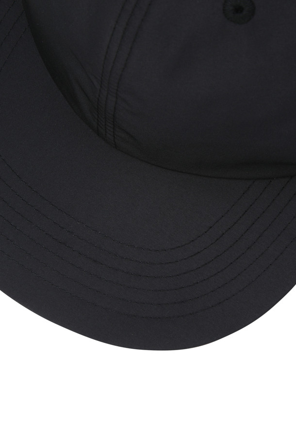 고어텍스 윈드스토퍼 테크 6패널 캡 - 블랙은 아웃도어 활동과 일상생활 모두에 적합한 모자입니다. 고어텍스 윈드스토퍼® 소재를 사용하여 방수, 방풍, 통기성을 갖춰 사계절 내내 쾌적하게 착용할 수 있습니다. 미니멀하고 캐주얼한 스타일로 등산, 여행, 산책 등 다양한 TPO에 활용하기 좋습니다. 무지 디자인에 스트랩 디테일이 더해져 바람에 날리는 것을 방지하며, 스타일리시함까지 더했습니다. 블랙 컬러로 어떤 옷에도 쉽게 매치할 수 있습니다.
