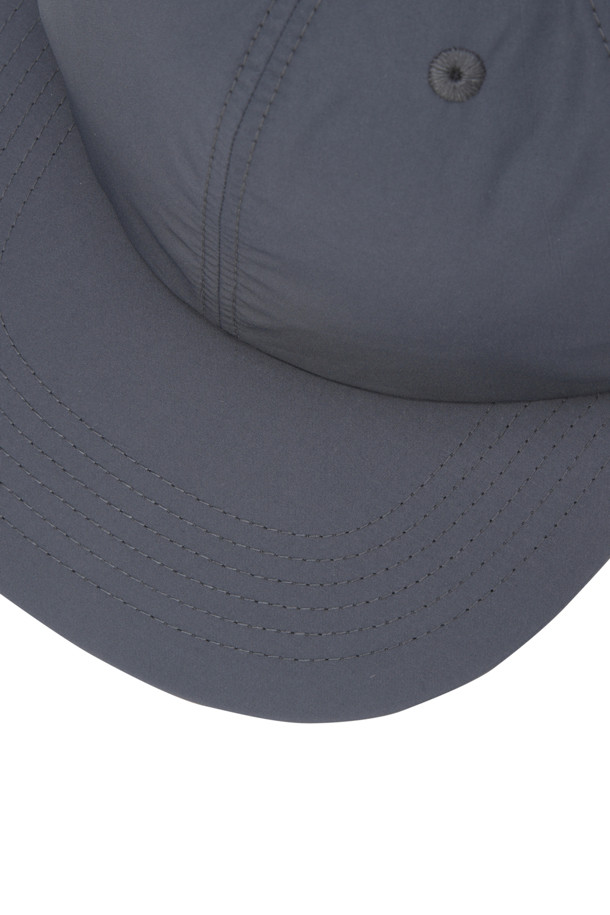 GORE-TEX WINDSTOPPER TECH 6패널 캡 - 차콜은 일상과 아웃도어 활동에 적합한 모자입니다. 고어텍스 윈드스타퍼(GORE-TEX WINDSTOPPER®) 소재를 사용하여 방수, 방풍, 통기성 기능을 제공하여 사계절 내내 쾌적하게 착용할 수 있습니다. 차콜 컬러의 무지 디자인으로, 캐주얼, 고프코어, 미니멀 스타일을 연출하기 좋습니다. 스트랩이 있어 바람에 날아가는 것을 방지하며, 산책, 여행, 등산 등 다양한 TPO에 활용할 수 있습니다. 6패널 캡 디자인으로 편안한 착용감을 선사합니다.
