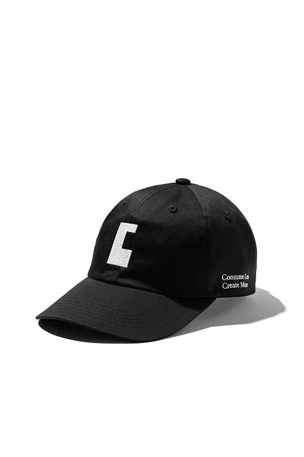 C ACTIVE CITY CAP 003 - BLACK X WHITE는 남녀 모두 착용 가능한 캡모자입니다. 블랙과 화이트 색상 조합으로, 봄, 여름, 가을에 착용하기 좋으며, 중간 챙 넓이와 로고 패턴이 특징입니다. 6패널 디자인에 반사 재질 스트레치 코드가 디자인 장식으로 더해졌으며, 50-61cm 사이즈 조절이 가능합니다.