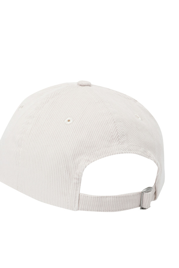 D 아플리케 코듀로이 베이스볼 캡 - 에크루는 공용으로 착용 가능한 베이스볼캡입니다. 부드러운 촉감의 코듀로이와 면 혼방 소재로 제작되었으며, 봄, 여름, 가을 계절에 착용하기 좋습니다. 얇은 두께감과 완만한 챙 넓이가 특징이며, 아플리케 패턴과 로고, 버클 디자인 장식이 돋보입니다. 일상, 산책, 여행 등 다양한 TPO에 잘 어울리며, 캐주얼, 미니멀, 클래식 스타일을 연출하기 좋습니다. 사이즈 조절 기능이 있어 편안하게 착용할 수 있고, 빈티지, 스포츠 무드를 더해줍니다.
