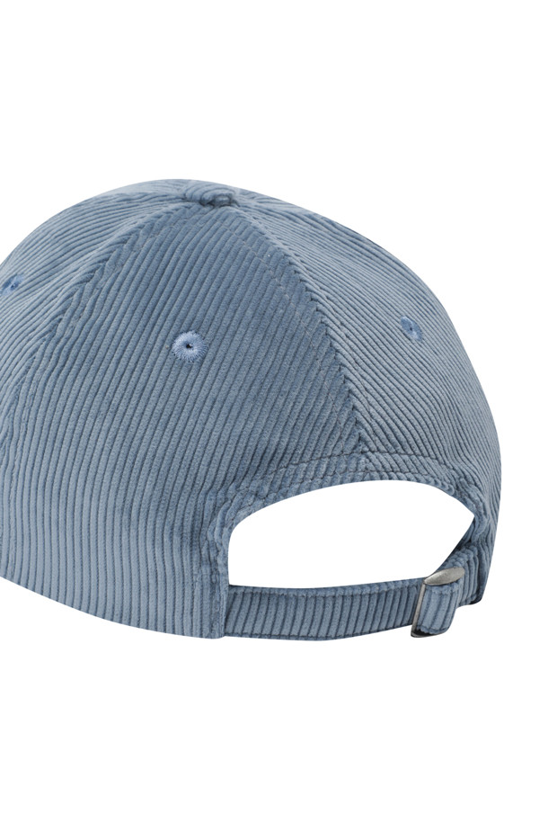 트리 엠블럼 코튼 코듀로이 베이스볼 캡 - 블루는 부드러운 코듀로이와 면 혼방 소재로 제작되어 편안한 착용감을 선사합니다. 중간 깊이의 모자에 일반 챙 넓이로 제작되었으며, 6패널 구조로 안정적인 핏을 제공합니다. 캡 전면에는 자수 패치 장식이, 후면에는 버클이 있어 사이즈 조절이 용이합니다. 캐주얼, 미니멀, 클래식 스타일을 즐기는 분들께 동네 마실룩, 산책룩, 봄 소풍룩에 매치하기 좋은 아이템입니다.
