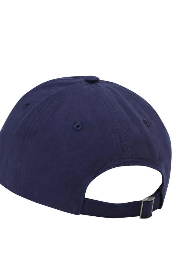 플라워 엠블럼 코튼 야구 모자 - 네이비는 캐주얼, 미니멀, 클래식 스타일을 즐기는 분들을 위한 데일리 아이템입니다. 면 소재로 제작되어 부드러운 촉감을 선사하며, 봄, 여름, 가을 계절에 착용하기 좋습니다. 네이비 컬러 바탕에 플라워 무늬 자수 패치와 배색 디자인이 은은하게 포인트를 더합니다. 동네 마실룩, 산책룩, 여행룩 등 다양한 TPO에 활용할 수 있으며, 버클로 사이즈 조절이 가능하여 편안하게 착용할 수 있습니다. 6패널 디자인과 완만한 챙 넓이로 제작되어 데일리하게 착용하기 좋은 야구 모자입니다.
