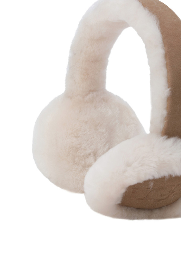 UGG의 SHEEPSKIN EMBROIDERY EARMUFF는 부드러운 양가죽과 양모 소재로 제작되어 포근하고 따뜻한 착용감을 선사하는 이어머프입니다. 체스트넛 색상에 UGG 로고 자수 장식이 돋보이며, 겨울철 방한용은 물론 일상생활에서도 스타일리시하게 활용할 수 있습니다. 두툼한 두께로 보온성을 높였으며 생활 방수 기능까지 갖춘 공용 이어머프입니다.
