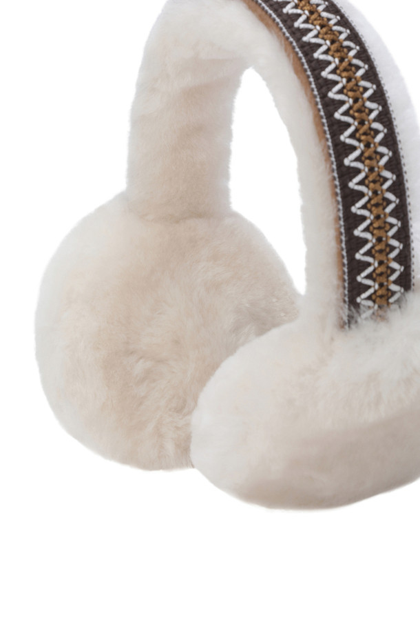 (어그) 타스만 쉽스킨 이어머프 - 20496 체스넛은 부드러운 양모 소재로 제작되어 뛰어난 보온성을 제공하는 방한용 이어머프입니다. 어그 헤리티지 타스만 디자인과 클래식, 에스닉 스타일을 결합하여 세련된 분위기를 연출하며, UGG 로고 리벳으로 포인트를 더했습니다. 일상생활은 물론, 겨울 산책이나 여행 시에도 따뜻하고 편안하게 착용할 수 있으며, 생활 방수 기능으로 실용성을 높였습니다. 촉감이 부드러워 오랫동안 착용해도 부담이 없으며, 겨울철 데일리룩에 포근함을 더해줍니다.
