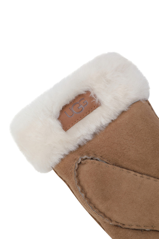 UGG 브랜드의 여성용 ATHERSON EMBROIDERED MITTEN 장갑입니다. 부드러운 양가죽 소재로 제작되었으며, 브레이드 자수와 퍼 디자인 장식이 돋보입니다. Chestnut 색상의 두꺼운 두께로 겨울철 일상생활에서 따뜻하게 착용할 수 있는 자수 패턴의 장갑입니다.
