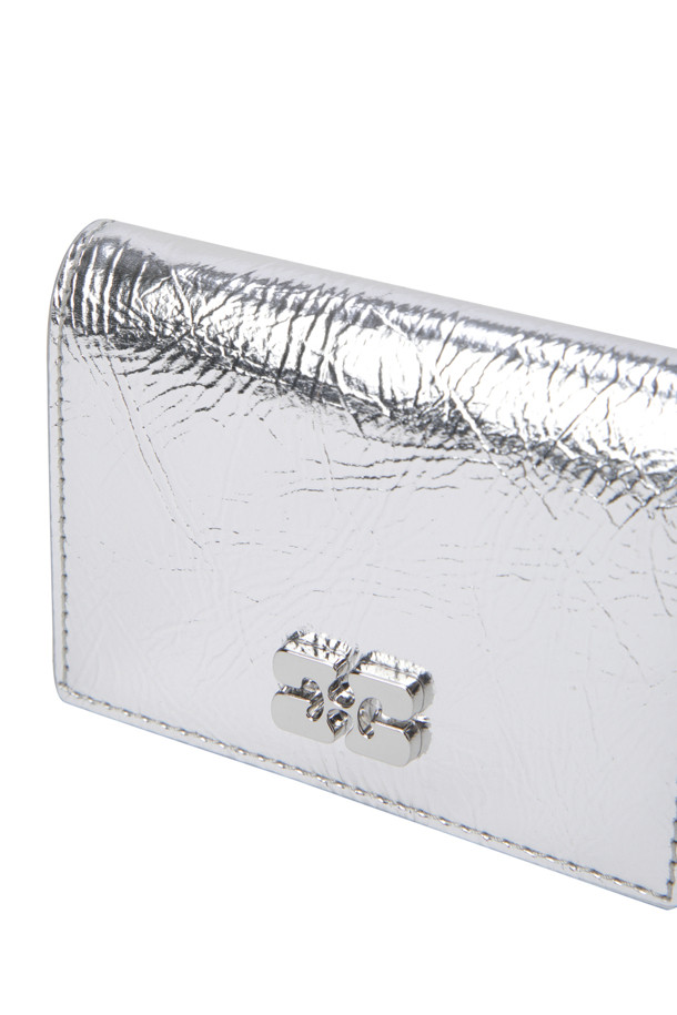 Bou 플랩 카드 홀더 - 실버는 메탈릭 소재의 여성용 카드지갑입니다. 스몰 사이즈의 사각 디자인으로, 플랩형 지갑 타입에 스냅 버튼 잠금 방식을 적용했습니다. 버터플라이 로고 장식이 돋보이며, 다중 수납이 가능하여 실용성을 더했습니다. 시크, 미니멀, 클래식 스타일을 선호하는 분들께 추천하며, 데이트룩, 쇼핑룩, 모임룩 등 다양한 TPO에 매치하기 좋습니다. 햇빛에 노출 시 변색될 수 있으니 주의하여 사용하세요.
