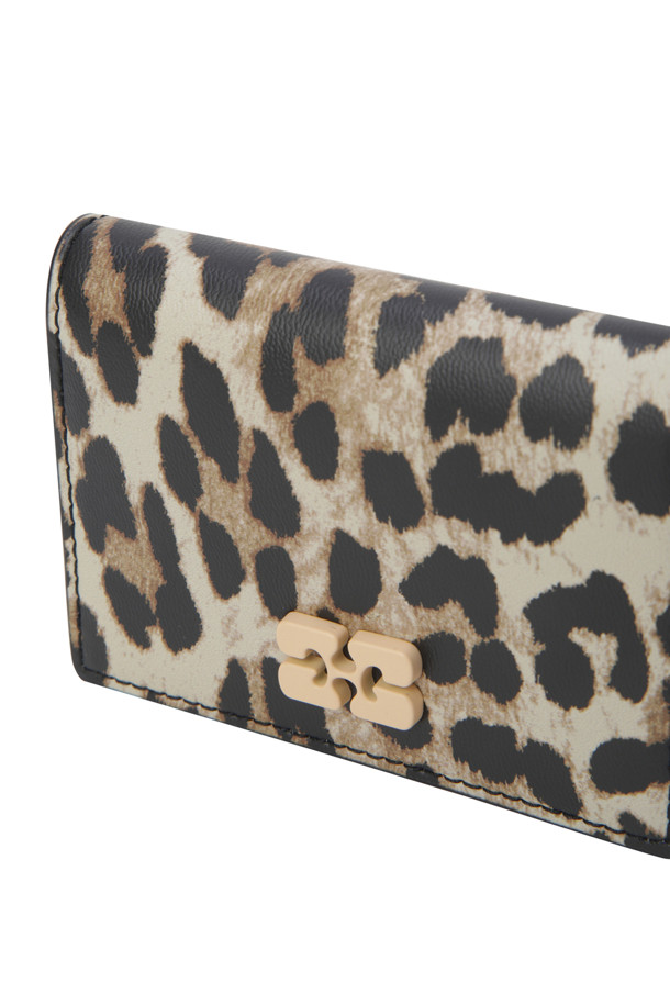 Bou(부) 카드홀더 위드 플랩 - 레오파드는 여성 고객을 위한 카드홀더입니다. 플랩형 디자인에 사각 모양으로 제작되었으며, 다중 수납이 가능하여 실용성을 높였습니다. 레오파드 패턴이 돋보이는 디자인으로, 클래식, 미니멀, 걸리시 스타일을 즐겨 입는 고객에게 적합합니다. 데이트룩, 쇼핑룩, 카페룩 등 다양한 TPO에 매치하여 포인트를 줄 수 있으며, GANNI(가니) 버터플라이 하드웨어 로고 장식이 특징입니다.
